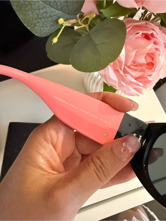 CHANEL Black and Pink Oval Sunglasses with CC Logo
Comes with receipt from Saks main image 5